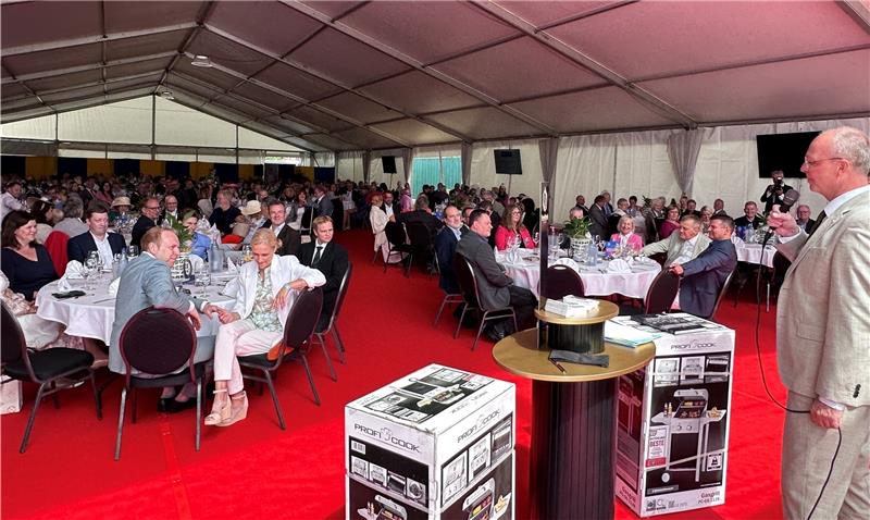 Rennvereins-Präsident Stephan Ahrens stellt vor 250 geladenen Gästen die Höhepunkte der Galopprennwoche 2023 vor. Foto: Schlegel