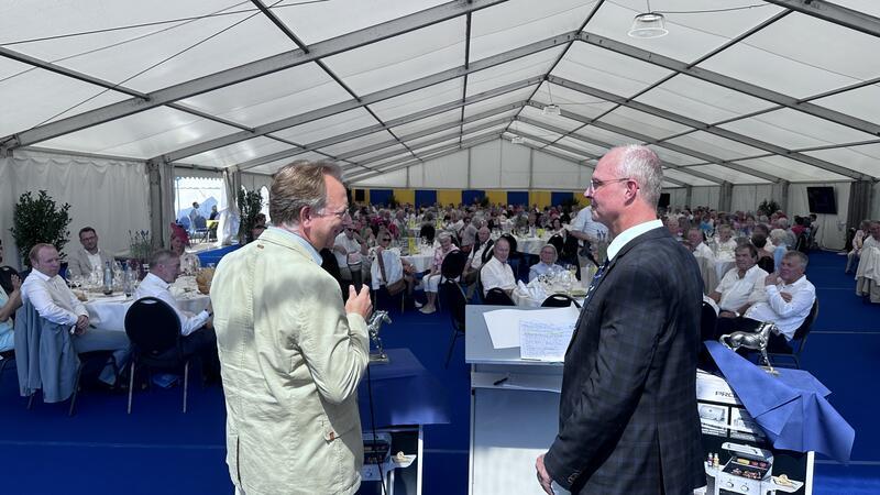 Bad Harzburger brennen für ihre Galopprennwoche Rennvereinspräsident Stephan Ahrens freut sich, dass BLSK-Vorstand Dr. Ingo Lippmann das Sponsoring für weitere drei Jahre zusichert.