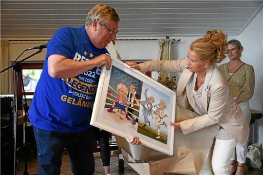 „Rente 2022“ prangt auf Burkhard Sieberts neuem T-Shirt in „XS“. Ein weiteres Geschenk gibt’s von Oberbürgermeisterin Urte Schwerdtner: eine Karikatur über gute und schlechte gemeinsame Zeiten. Humor macht im Leben bekanntlich vieles leichter. Foto: Kempfer