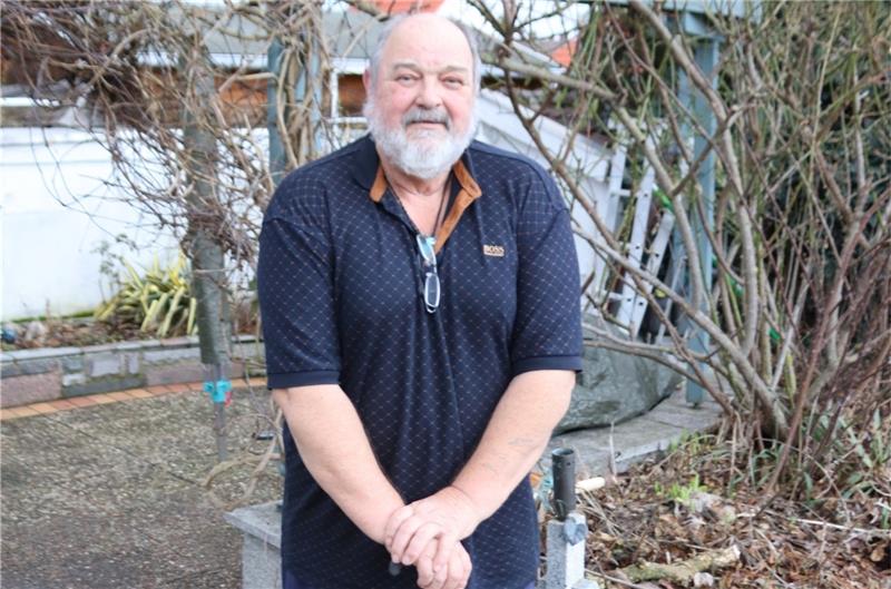 „Ohne Cannabismedikamente geht es mir dreckig“ Rentner Hans-Peter Schnell auf der Terrasse seines Gartens. Die Grünpflege fällt dem 76-Jährigen immer schwerer. Foto: Neddermeier