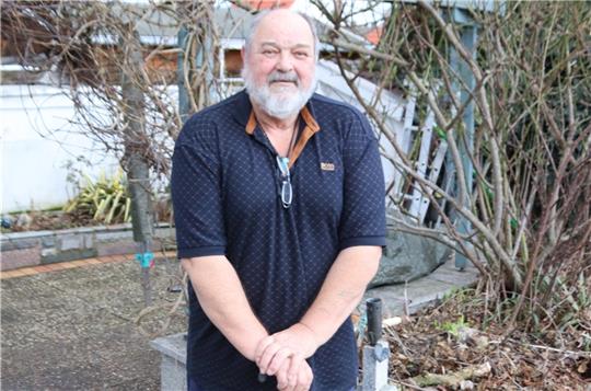 Rentner Hans-Peter Schnell auf der Terrasse seines Gartens. Die Grünpflege fällt dem 76-Jährigen immer schwerer. Foto: Neddermeier