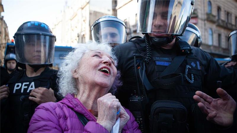 Rentner protestieren in Argentinien für die Wiederherstellung ihrer Guthaben und die Wiedereinführung einer 100%igen Deckung für Medikamente und Behandlungen. Dabei treffen sie auch Polizisten in Schutzausrüstung gegen Randalierer.