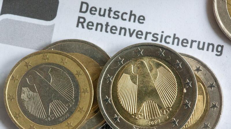 Rentnerinnen und Rentner arbeiten nicht nur aus finanziellen Gründen weiter. (Archivbild)
