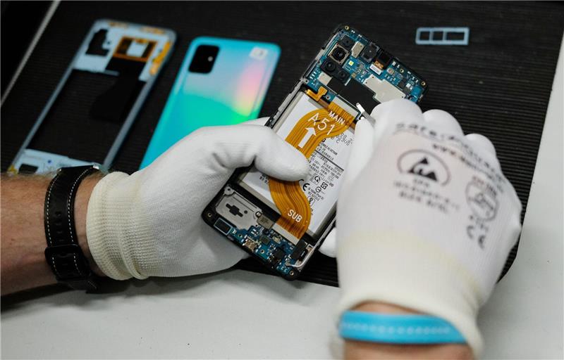EU-Kommission will Verbraucher stärken Reparatur eines Mobiltelefones in einer Werkstatt.