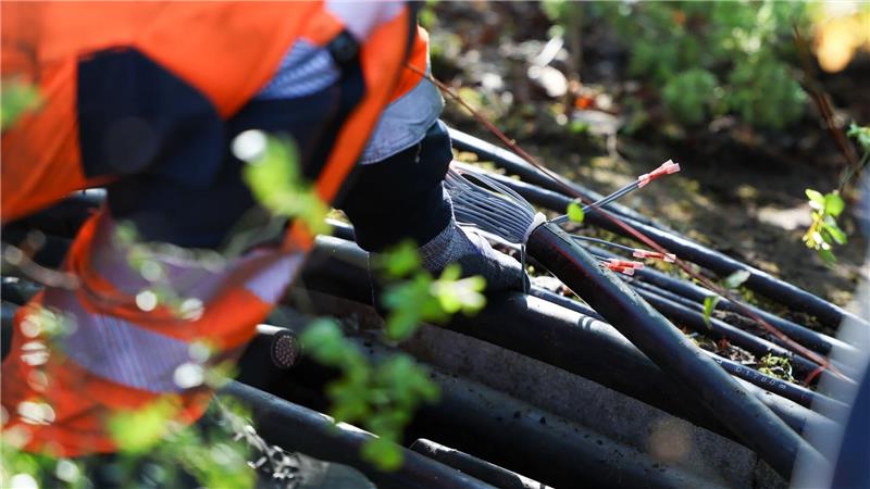 Reparaturarbeiten an durchtrenntem Kabel bei der Bahn