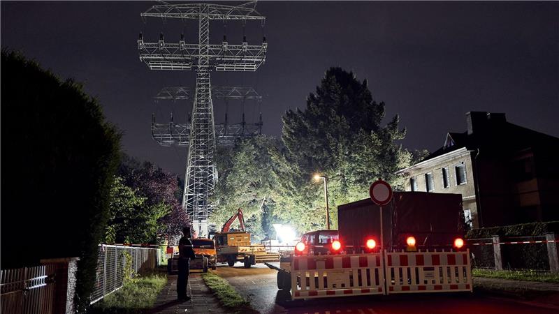 Reparaturarbeiten in Berlin an einem beschädigten Strommast. (Archivbild) 