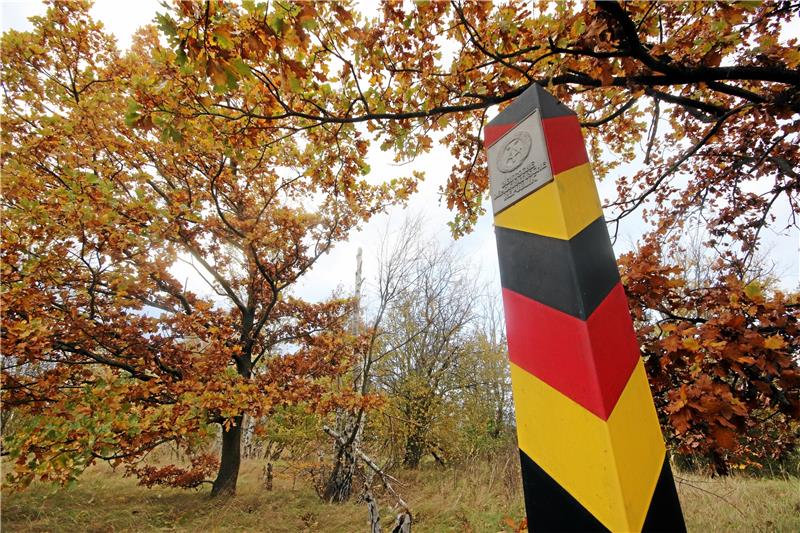 Repliken ehemaliger DDR-Grenzsäulen kennzeichnen sogenannte Grenzinfopunkte, an denen Tafeln am Grünen Band über die Schrecken der deutsch-deutschen Teilung informieren. Foto: Gereke