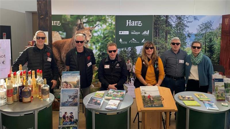 Der Harz präsentiert sich auf der Grünen Woche in Berlin Repräsentieren den Harz auf der Grünen Woche (v.l.): Christian Bockris und Karsten Böllersen von der Klosterbrennerei Wöltingerode, Andreas Lehmberg als stellvertretender Geschäftsführer des Harzer Tourismusverbandes, Nicole Vaupel von der Braunlage-Tourismus-Marketing-Gesellschaft sowie Jens und Sandra Lutz vom Kräuterpark.