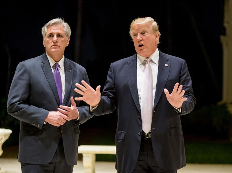 Republikaner Kevin McCarthy (l) hinterfragt die Ukraine-Hilfen in Milliardenhöhe.