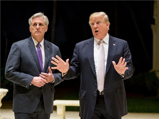 Republikaner Kevin McCarthy (l) hinterfragt die Ukraine-Hilfen in Milliardenhöhe.
