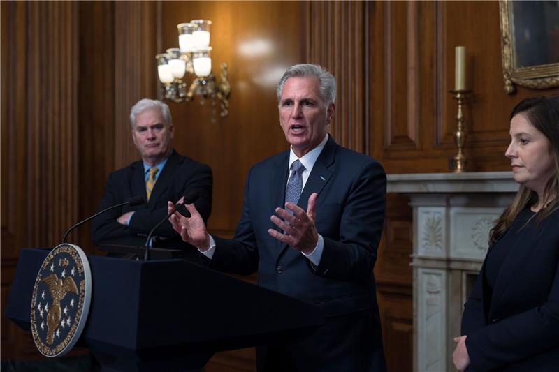 US-Kongress verhindert Shutdown - Ukraine als Verlierer Republikaner Kevin McCarthy legte den Übergangshaushalt überraschend vor und setzte damit die Demokraten unter Druck.