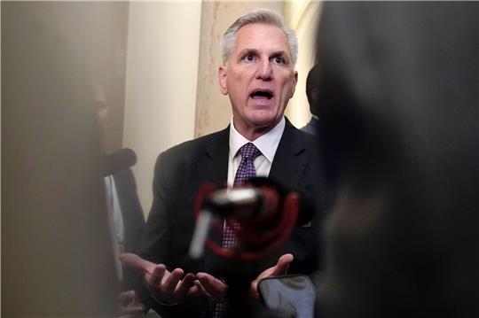Republikaner Kevin McCarthy spricht mit Journalisten.