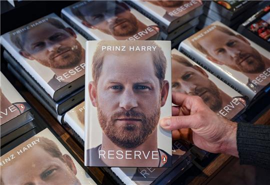 «Reserve», die Biografie von Prinz Harry liegt zum Verkauf bereit.