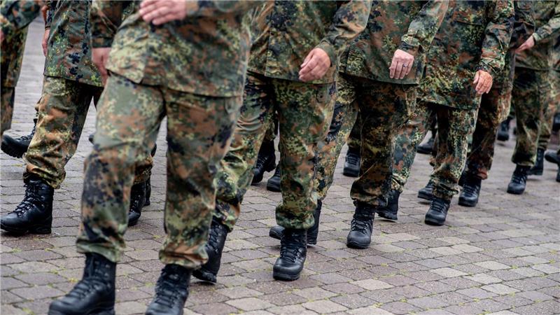 Reservisten der Bundeswehr marschieren.