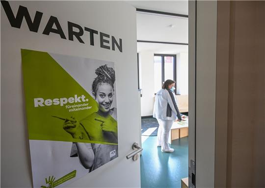 «Respekt füreinander miteinander»: Plakat an der Tür eines Wartezimmers in einer Arztpraxis.