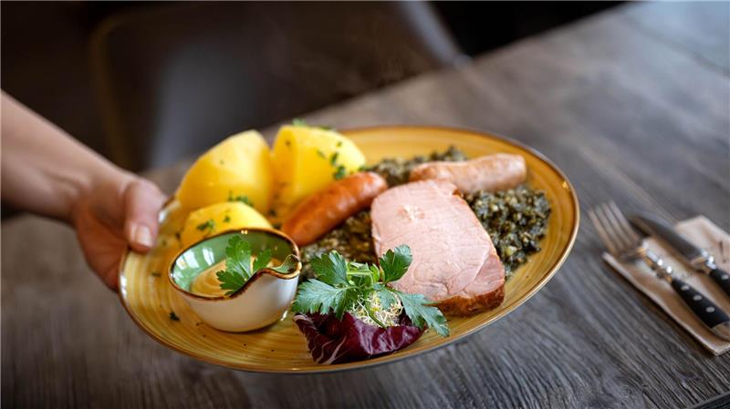 Restaurants in Norddeutschland profitieren von der gesenkten Umsatzsteuer auf Speisen. (Archivbild) 