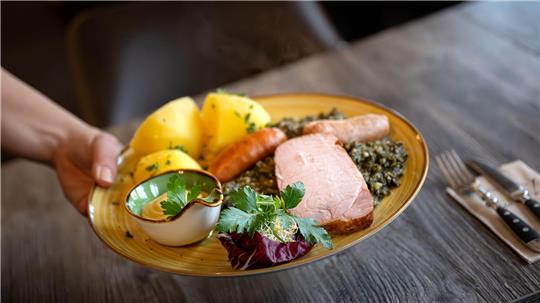 Restaurants in Norddeutschland profitieren von der gesenkten Umsatzsteuer auf Speisen. (Archivbild) 