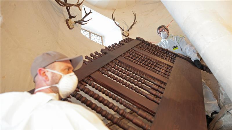 Bund und Land wollen in den kommenden Jahren viel Geld investieren Restauratoren tragen Teile eines Bettes, in dem König Friedrich-Wilhelm IV bei einem Aufenthalt auf der Burg Falkenstein übernachtet haben soll, vom Dachboden der Burg herunter.