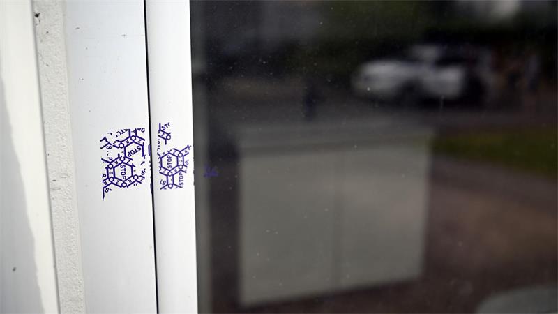 Reste eines Polizeisiegels sind an einem Fenster des mutmaßlichen Tatorts zu sehen.