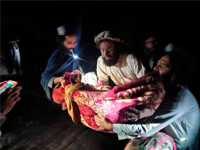 1000 Tote nach Beben in Afghanistan Retter bergen ein Opfer nach dem heftigen
Erdbeben an der Grenze zu Pakistan.