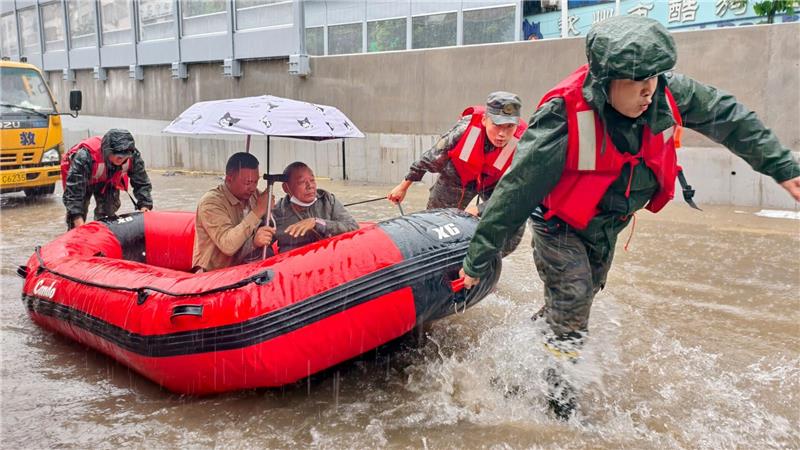 Retter helfen mit Schlauchbooten nach den starken Regenfällen in Qinzhou.