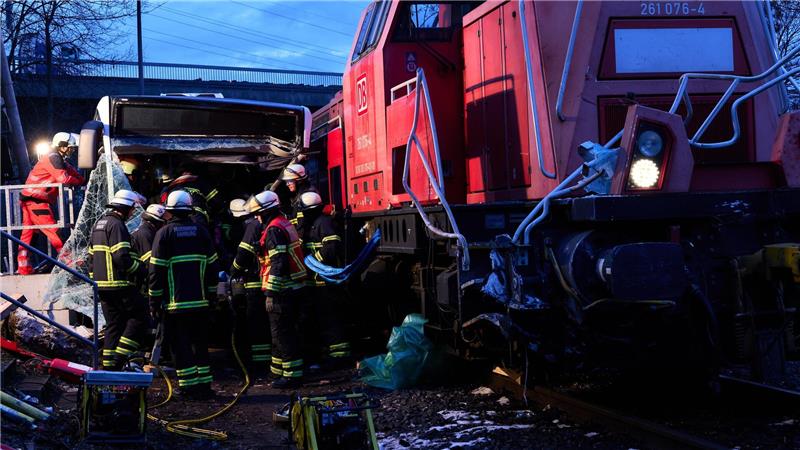 Retter kümmern sich um Verletzte.