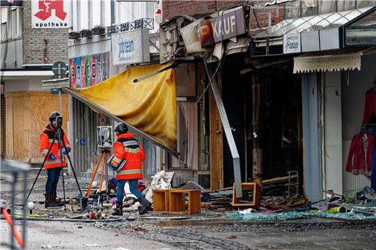 Rettiungskräfte nach der Explosion eines Hauses in der Innenstadt von Eschweiler.