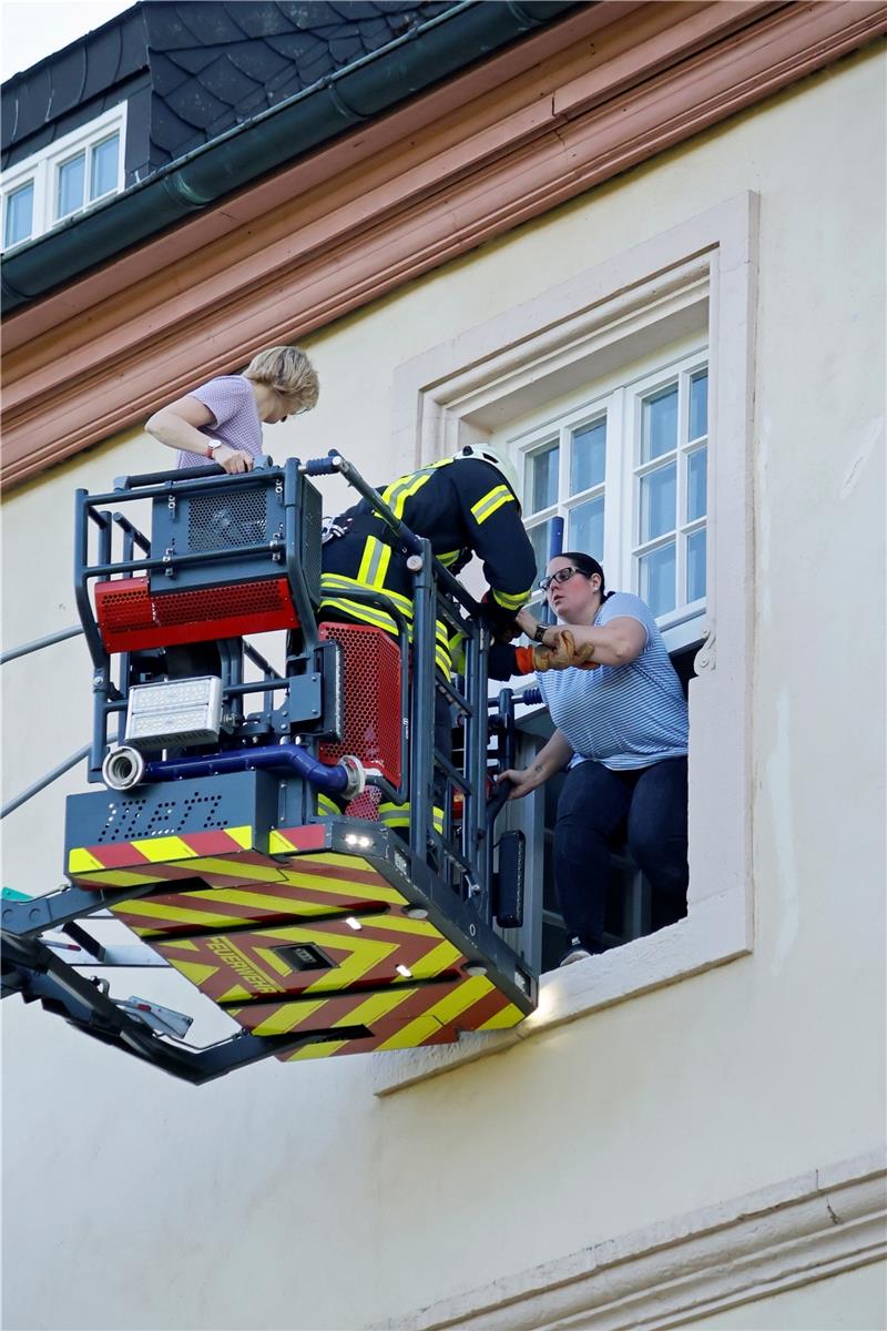 Feuer auf Gut Grauhof: Feuerwehr übt Rettung und Löschen Rettung über die Drehleiter. Foto: Epping