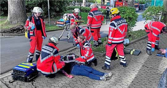Rettungsdienst und DRK simulieren die Versorgung der Geretteten und teilen sie je nach Schwere der Verletzungen in verschiedene Priorisierungsstufen ein. Foto: Schlegel/Exner
