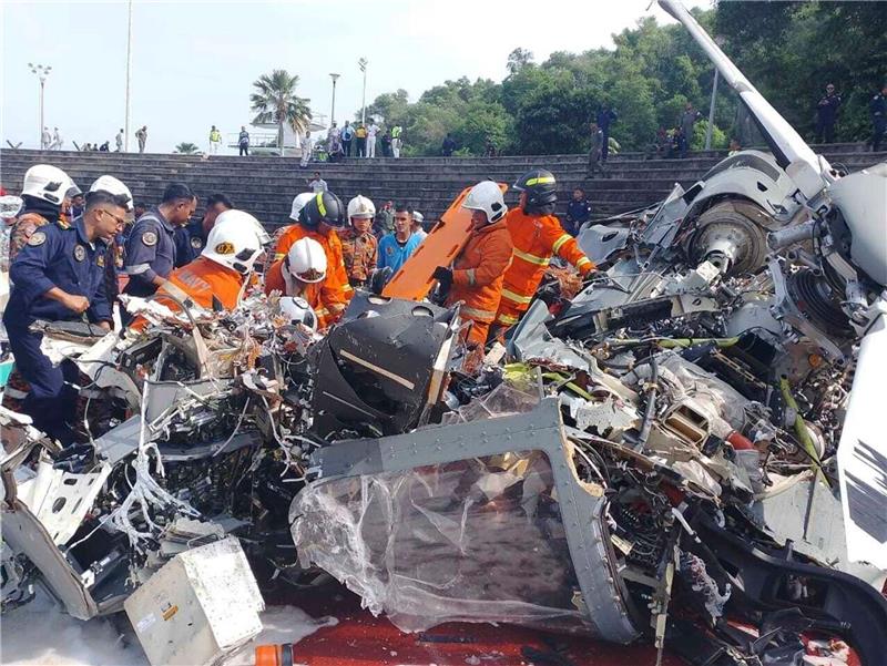 Tragödie bei Probeflug: Zehn Opfer nach Hubschrauber-Crash Rettungsdienst und Feuerwehr inspizieren die Absturzstelle.