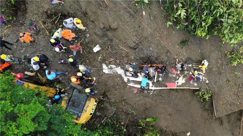 Mindestens 34 Businsassen bei Erdrutsch in Kolumbien getötet Rettungseinheiten sind im kolumbianischen Risaralda im Einsatz, nachdem Passagiere eines Busses von einem Erdrutsch verschüttet wurden.