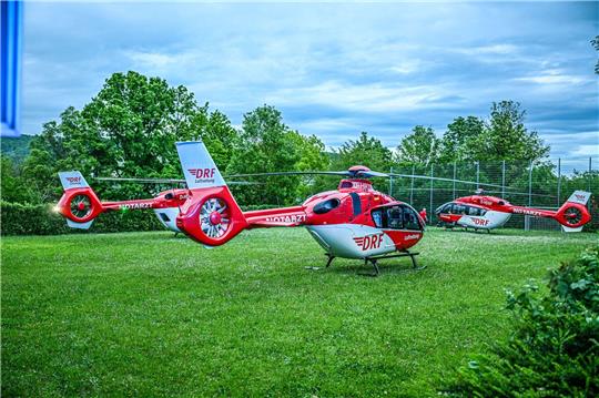 Rettungshubschrauber stehen auf einer Wiese in der Nähe der Turnhalle in Remshalden.