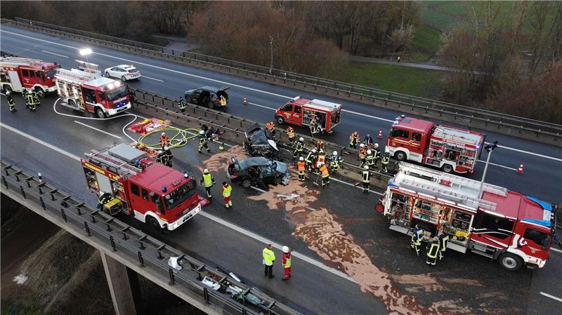 Rettungskräfte am Ort des schweren Unfalls auf der Autobahn 38 bei Leinefelde-Worbis.