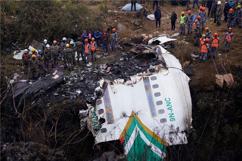 Flugzeugabsturz in Nepal: Keine Überlebenden gefunden Rettungskräfte an der Absturzstelle.