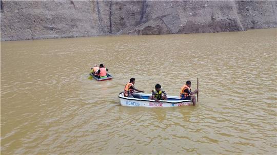 Rettungskräfte an der Stelle des Erdrutsches in einer Jademine in Myanmar.
