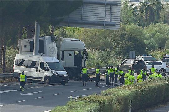 Rettungskräfte an der Unfallstelle an der  Autobahn AP-4 unweit von Sevilla im Süden des Landes.