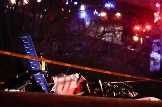 Rettungskräfte an der Unfallstelle entlang der Interstate 40 nach dem Absturz eines Kleinflugzeugs.