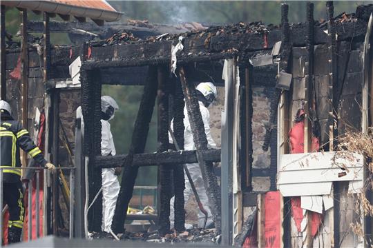 Rettungskräfte an der Unglücksstelle. Nach einem Feuer in einer Ferienunterkunft geht die französische Polizei von bislang neun Toten aus.