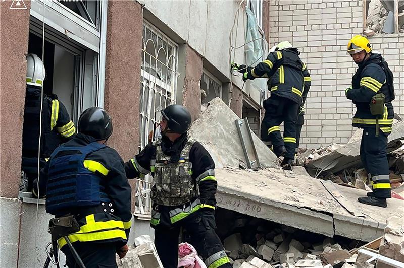 Viele Tote und Verletzte nach Angriff auf Tschernihiw Rettungskräfte an einem zerstörten Gebäude in Tschernihiw.