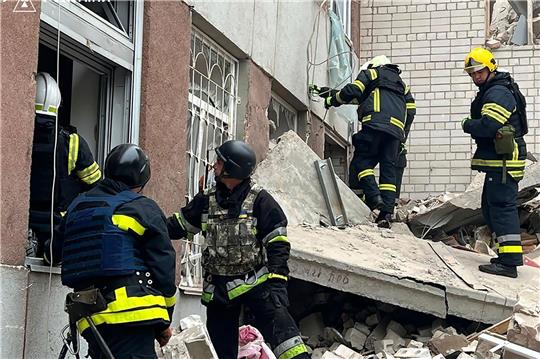 Rettungskräfte an einem zerstörten Gebäude in Tschernihiw.