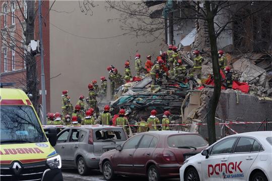 Rettungskräfte arbeiten am Einsatzort nach der  Gasexplosion in einem dreistöckigen Wohnhaus in Kattowitz.