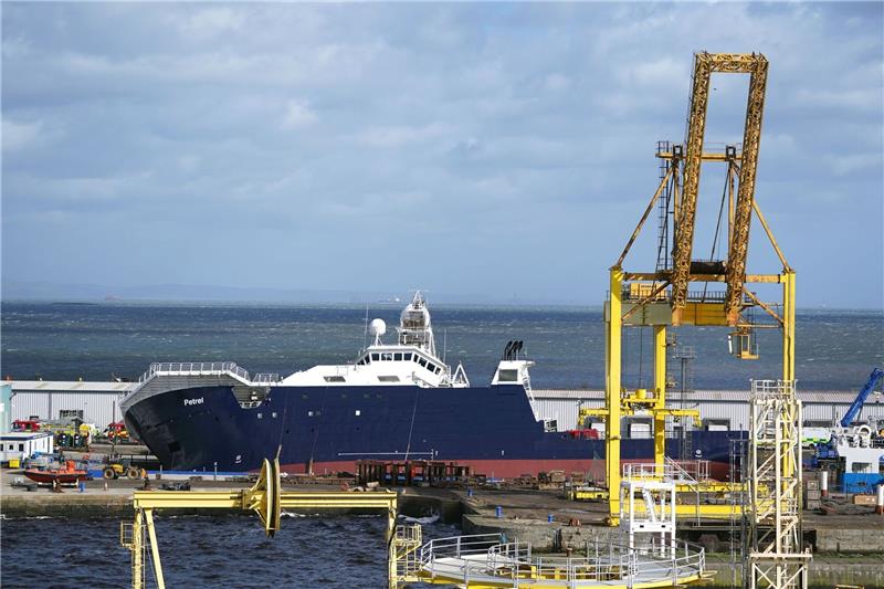 25 Verletzte bei Schiffsunfall im Trockendock von Edinburgh Rettungskräfte arbeiten am Imperial Dock, wo sich ein Schiff aus seiner Halterung gelöst hat, teilweise umgekippt ist und mehrere Personen verletzt hat.