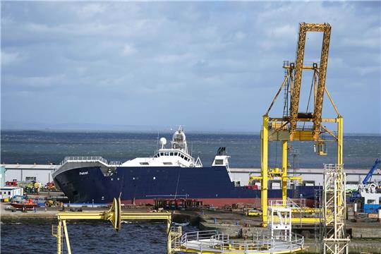 Rettungskräfte arbeiten am Imperial Dock, wo sich ein Schiff aus seiner Halterung gelöst hat, teilweise umgekippt ist und mehrere Personen verletzt hat.