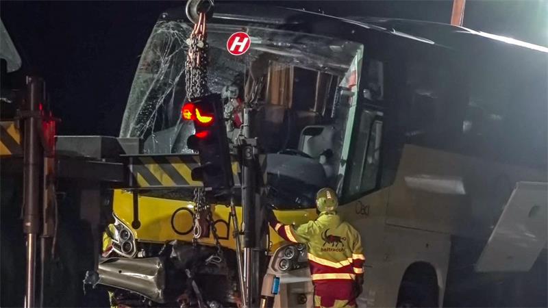Rettungskräfte arbeiten am Ort eines Unfalls mit einem niederländischen Reisebus im Kanton Graubünden in der Schweiz.