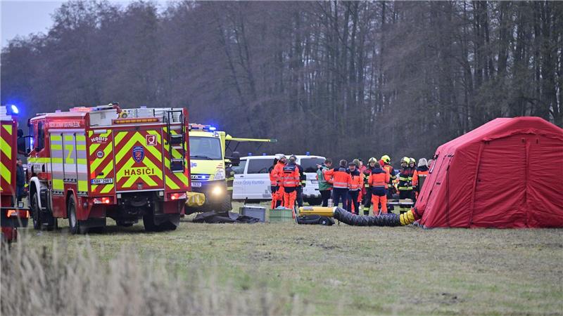 Rettungskräfte arbeiten am Unfallort nach der Kollision eines Schnellzuges mit einem Personenzug auf der Strecke zwischen den Orten Zliv und Divcice bei Ceske Budejovice (Budweis).