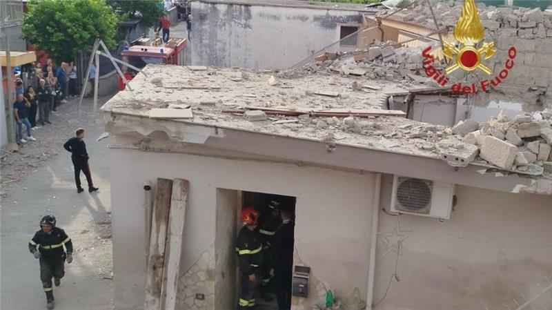 Drei Tote bei Gasexplosion nahe Neapel Rettungskräfte arbeiten an der Einsturzstelle.