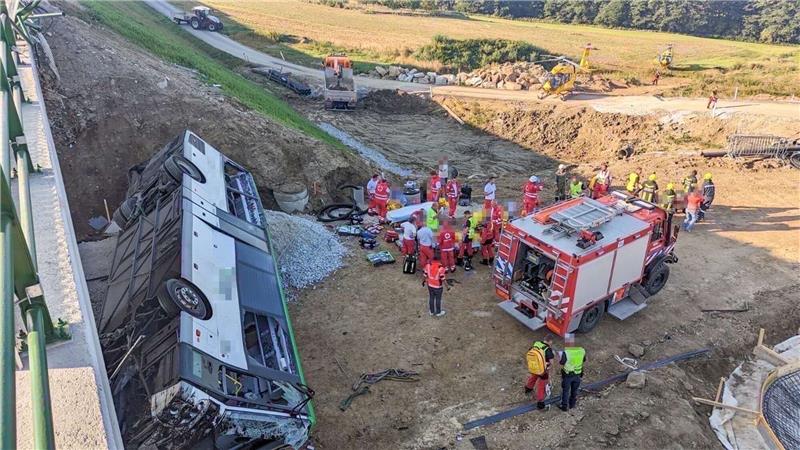 Rettungskräfte arbeiten an der Unfallstelle.