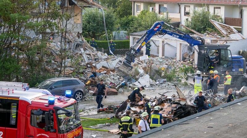 Rettungskräfte arbeiten an der Unglücksstelle.