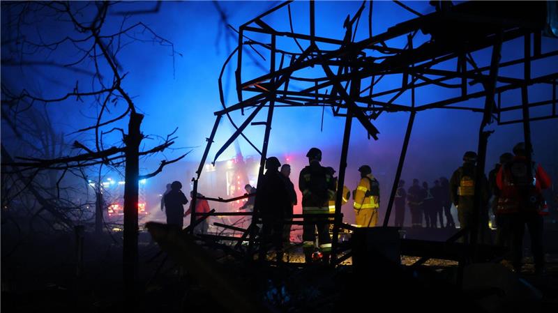 Rettungskräfte arbeiten an einem Markt in der ukrainischen Stadt Saporischschja, der durch einen russischen Angriff zerstört wurde.