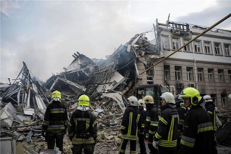 Heftige Kritik nach Angriff auf mehrere Museen in Odessa Rettungskräfte arbeiten an zerstörten Gebäuden nach einem Angriff auf Odessa.